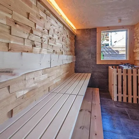 Nyaraló Home, Fügen